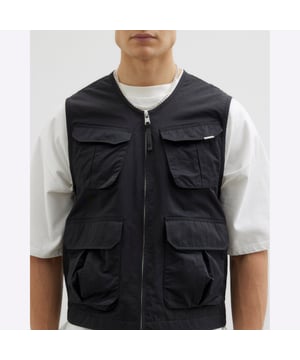 Regular fit, Crew neck, Zipped fastening, Multi utility pockets, Sleeveless, LightweightAbout the brandFASHION IS OUR DNARiver Island is an icon of the British high street. Inspired by the latest trends and our heritage style archives, we've been serving style and leading trends for over sixty years.We make fashion for real people with real lives, who want to look real good. Because life's a celebration - let's dress for it.