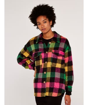 Die Kombination aus Jacke und Jackett verleihen diesem Modell einen coolen und urbanen Look. Das moderne und farbenfrohe Karo, die Knopfleiste und Brusttaschen runden das Modell neben dem Kragen ab.