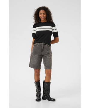 Dieses Damen-Stricktop mit Streifen hat einen lockeren Schnitt, halbe Ärmel und einen klassischen Rundhalsausschnitt. Weiches Material sorgt für hohen Tragekomfort im Alltag.  Schonwäsche 30°, Nicht bleichen, Nicht im Trockner trocknen, Liegend trocken im Schatten, Kalt bügeln max. 110° C, Trockenreinigung  80% Viskose,20% Nylon