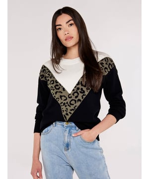 Dieser auffällige Pullover besticht durch einen modernen Colorblock und einem auffälligen Animalprint. Die legere Schnittführung, gepaart mit der weichen und kuscheligen Ware, macht daraus schnell einen Lieblingspullover.