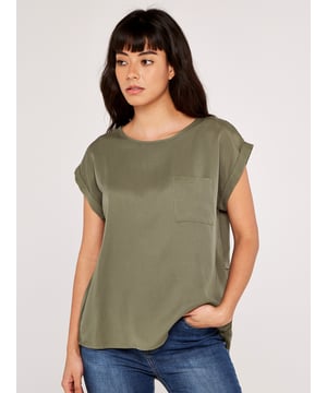 Das Blusentop von APRICOT ist perfekt für unkomplizierte, angezogene Looks. Ein must-have in unserer Garderobe.