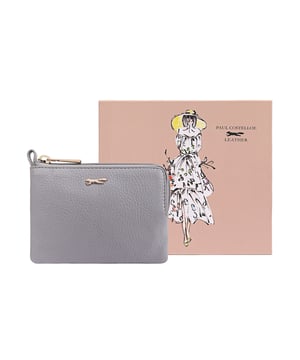 Coin pouch adorned with a sleek brand logo pin on the front, combines functionality with sophisticated style. Made from soft quality leather, it offers a secure and stylish way to keep your coins organized. Presented in a beautiful gift box, it makes a perfect present for any occasion, showcasing both luxury and practicality. D:1.7cm W:14cm H:9.5cm