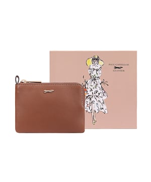 Coin pouch adorned with a sleek brand logo pin on the front, combines functionality with sophisticated style. Made from soft quality leather, it offers a secure and stylish way to keep your coins organized. Presented in a beautiful gift box, it makes a perfect present for any occasion, showcasing both luxury and practicality. D:1.7cm W:14cm H:9.5cm