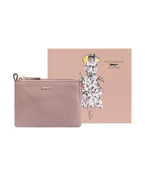 Coin pouch adorned with a sleek brand logo pin on the front, combines functionality with sophisticated style. Made from soft quality leather, it offers a secure and stylish way to keep your coins organized. Presented in a beautiful gift box, it makes a perfect present for any occasion, showcasing both luxury and practicality. D:1.7cm W:14cm H:9.5cm