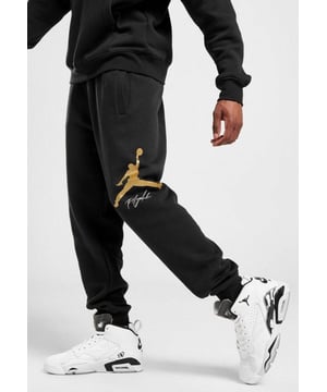 The Nike Jordan Essentials Mens Fleece Baseline joggers that'll see you through the whole season. - -. Made from fleece that's smooth on the outside and plush on the inside, you know you got comfort under control. - -. The brushed-back fleece helps keep you cosy and warm. - -. Elastic waistband with drawcord gets you the perfect fit. - -. Back and side pockets let you easily carry your stuff.