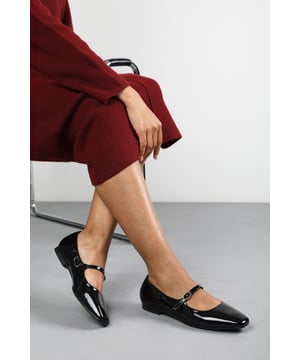 Elevate your everyday wardrobe with the Jordan Mary Jane Flats With Buckle Strap, featuring a sleek pointed toe and high-glossy finish. The slim buckle strap adds a feminine touch while offering a secure fit, ideal for work, school, or day-to-night styling. 
Key Features: •Material: Faux leather with soft textile lining. •Design: Pointed toe Mary Jane style with low profile sole. •Sizes: Available in various sizes. •Closure: Slim buckle-fastened strap for secure comfort. •Colors: Available in variety of colors.
