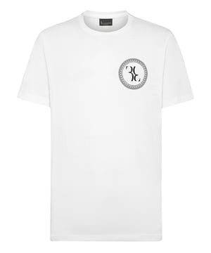 «Billionaire» añade un toque de estilo a sus momentos de ocio. Esta camiseta de punto es el ejemplo perfecto.   Punto de algodón   El icónico monograma bordado en el pecho izquierdo   Escudo metálico en un parche de cuero cosido en el canesú   Escote de punto elástico   Pespunte a dos agujas
