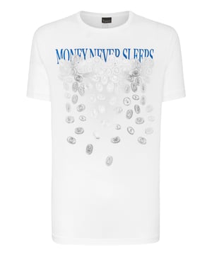 Unas cuantas monedas laminadas y las letras de la marca están estampadas en la parte frontal de esta camiseta de jersey de algodón. Una frase llamativa se aparece en el canesú. Cuello en punto de canalé. Puños y borde inferior con pespunte doble. Borde inferior con dos aberturas laterales.