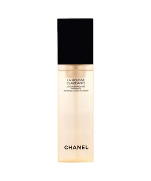 Entdecken Sie die transformative Kraft der Chanel La Mousse Clarifiante Refining Foam Lotion, die darauf ausgelegt ist, den natürlichen Glow Ihrer Haut zu verbessern. Diese Behandlung bietet eine sanfte Exfoliation, verfeinert die Hautstruktur und minimiert die Poren für einen strahlenden Teint. Der luxuriöse Schaum verwandelt sich in eine leichte Lotion, die eine einfache Anwendung ermöglicht. Angereichert mit 95 % natürlich gewonnenen Inhaltsstoffen und beruhigendem Kamellienwasser ist diese Formel für alle Hauttypen geeignet. Massieren Sie sie morgens und abends sanft auf Ihr gereinigtes Gesicht ein, ohne abzuspülen, für die besten Ergebnisse.