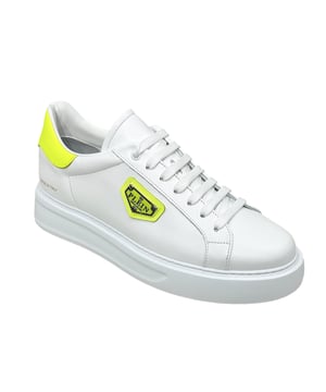 Diese Low-Top-Sneaker verleihen Streetwear-Klassikern eine raffinierte Note und werten Freizeit-Looks mühelos mit einem raffinierten Twist auf. Stylen Sie sie mit maßgeschneiderten Hosen oder Premium-Denim für eine saubere, selbstbewusste Silhouette.   Vollständig aus geschmeidigem Kalbsleder gefertigt für ein luxuriöses Gefühl innen und außen   Unterschrift Metall-Logo-Plakette fügt kühne Identität und Premium-Details   Weiches Lederfutter und Innensohle bieten dauerhaften Komfort bei jedem Schritt   Leichte EVA-Sohle sorgt für moderne Leichtigkeit und Flexibilität   Ein vielseitiges Grundnahrungsmittel für gehobenes Casual-Styling oder minimalistische monochrome Looks