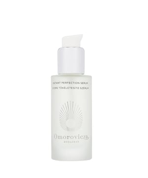 Experience the transformative power of the Omorovicza Budapest Instant Perfection Serum. This oil-free formula delivers intense hydration, revitalizing your skin for a fresh and youthful appearance. With key ingredients like narcissus stem cells, it enhances brightness while repairing sun damage. Xylitol and hyaluronic acid work together to retain moisture and plump your skin, minimizing the look of fine lines, wrinkles, and pores. Ideal for all skin types, including sensitive and oily skin, this vegan serum is free from harmful ingredients like parabens and silicones. Achieve a flawless complexion by applying it to your cleansed face and neck every morning and evening, prior to your moisturizer.