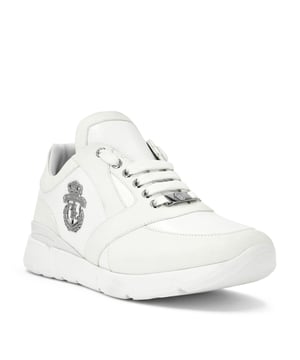Diese Laufschuhe sind eine raffinierte Interpretation des sportlichen Designs und verbinden leistungsorientierten Komfort mit charakteristischer Eleganz. Stil sie mit entspannten Schneiderei oder luxuriöse Sportbekleidung für einen polierten, dynamischen Look.   Hochwertiges Obermaterial aus Kalbs-, Rind- und Schafsleder   Metall Wappen Emblem fügt eine kühne Erbe Touch   Multi-Textur-Detailierung schafft Tiefe und Raffinesse   Gepolsterte Innenausstattung sorgt für ganztägigen Tragekomfort   Leichte Sohle bietet Flexibilität mit gehobenem Stil