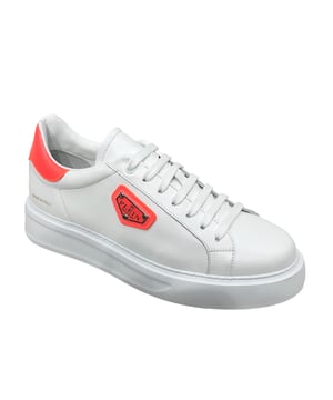 Estas zapatillas de caña baja aportan un toque refinado a los básicos del streetwear, elevando sin esfuerzo los looks informales con un toque refinado. Combínalas con pantalones ajustados o vaqueros de primera calidad para lucir una silueta limpia y segura.   Confeccionadas íntegramente en piel de ternero flexible para ofrecer una sensación de lujo por dentro y por fuera.   La placa metálica con el logotipo de la firma añade una identidad atrevida y detalles de primera calidad   El forro y la plantilla de piel suave ofrecen una comodidad duradera a cada paso   La suela ligera de EVA garantiza una facilidad y flexibilidad modernas   Un básico versátil para un estilo casual de lujo o ediciones monocromáticas mínimas
