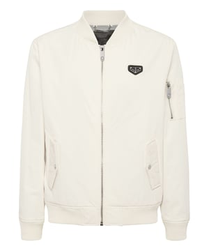 Diese Bomberjacke ist ein elegantes Essential für die Übergangszeit und besticht durch klare Linien und urbane Präzision. Stylen Sie sie über einem Hoodie und einer Jeans für eine scharfe Streetwear-Kombination oder kombinieren Sie sie mit einer maßgeschneiderten Hose für einen raffinierten Kontrast.   Minimalistische Silhouette mit charakteristischem Hexagon-Logo-Detail   Gerippte Abschlüsse verbessern Struktur und Komfort   Ärmeltasche mit Reißverschluss fügt einen funktionellen Vorteil hinzu   Leichte Konstruktion ideal für saisonale Schichten   Vielseitiges Teil für lässige und gehobene Straßenlooks