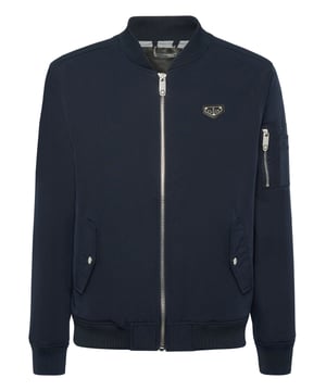 Diese Bomberjacke ist ein elegantes Essential für die Übergangszeit und besticht durch klare Linien und urbane Präzision. Stylen Sie sie über einem Hoodie und einer Jeans für eine scharfe Streetwear-Kombination oder kombinieren Sie sie mit einer maßgeschneiderten Hose für einen raffinierten Kontrast.   Minimalistische Silhouette mit charakteristischem Hexagon-Logo-Detail   Gerippte Abschlüsse verbessern Struktur und Komfort   Ärmeltasche mit Reißverschluss fügt einen funktionellen Vorteil hinzu   Leichte Konstruktion ideal für saisonale Schichten   Vielseitiges Teil für lässige und gehobene Straßenlooks