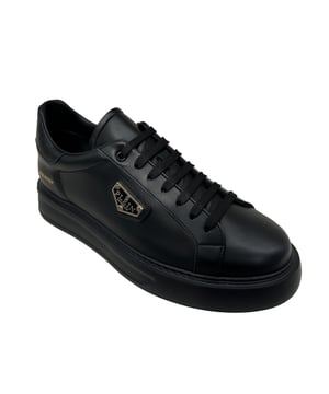 Diese Low-Top-Sneaker verleihen Streetwear-Klassikern eine raffinierte Note und werten Freizeit-Looks mühelos mit einem raffinierten Twist auf. Stylen Sie sie mit maßgeschneiderten Hosen oder Premium-Denim für eine saubere, selbstbewusste Silhouette.   Vollständig aus geschmeidigem Kalbsleder gefertigt für ein luxuriöses Gefühl innen und außen   Unterschrift Metall-Logo-Plakette fügt kühne Identität und Premium-Details   Weiches Lederfutter und Innensohle bieten dauerhaften Komfort bei jedem Schritt   Leichte EVA-Sohle sorgt für moderne Leichtigkeit und Flexibilität   Ein vielseitiges Grundnahrungsmittel für gehobenes Casual-Styling oder minimalistische monochrome Looks