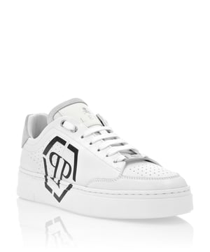 Deze sneakers zijn ontworpen voor een zelfverzekerde, off-duty styling en hebben een stoere streetwear impact met verhoogde details. Combineer ze met oversized pasvormen of minimale laagjes voor een urban statement.   Gestructureerd kalfsleren bovenwerk met sterke visuele aanwezigheid   Oversized hexagon logo brengt kenmerkende identiteit op de voorgrond   Zinken inzetstuk voegt een subtiel metallic accent toe   Gewatteerde binnenkant voor dagelijks comfort en ondersteuning   Stevige buitenzool gebouwd voor dagelijks gebruik met verfijnde rand