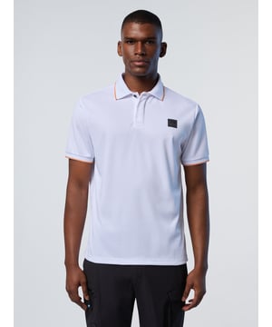 Eine sichere Wahl für Sommerabenteuer. Dieses Poloshirt aus recyceltem Coolmax-Polyester-Piqué reduziert die Menge an Müll, die auf der Mülldeponie landet, und bietet gleichzeitig unvergleichlichen Komfort mit seinen feuchtigkeitsableitenden Eigenschaften. Eine verdeckte Knopfleiste sorgt für einen supereleganten Look.