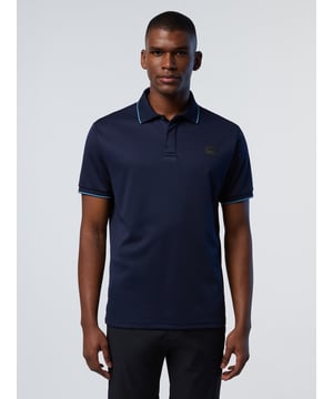 Eine sichere Wahl für Sommerabenteuer. Dieses Poloshirt aus recyceltem Coolmax-Polyester-Piqué reduziert die Menge an Müll, die auf der Mülldeponie landet, und bietet gleichzeitig unvergleichlichen Komfort mit seinen feuchtigkeitsableitenden Eigenschaften. Eine verdeckte Knopfleiste sorgt für einen supereleganten Look.