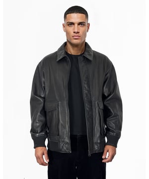 Ein Must-have für deine Garderobe: Diese Lederjacke bringt frischen Wind in deinen Kleiderschrank. Dieses Herren Lederjacke bietet dir ein angenehmes Tragegefühl und passt perfekt zu deinem Alltag.