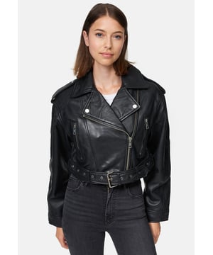 Dieses Damen Lederjacke bietet dir ein angenehmes Tragegefühl und passt perfekt zu deinem Alltag. Ein Must-have für deine Garderobe: Diese Lederjacke bringt frischen Wind in deinen Kleiderschrank.