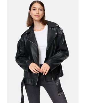 Ein echter Hingucker: Diese Lederjacke kombiniert modernen Schnitt mit zeitlosem Design. Mit dieser Lederjacke setzt du modische Akzente – ideal für alle, die es bequem und stylisch mögen.