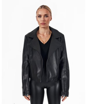 Für alle, die modisch auftreten wollen: Diese Damen Lederjacke ergänzt jedes Outfit mit Leichtigkeit. Diese Lederjacke bringt stilvolle Lässigkeit in deinen Alltag und überzeugt durch seinen urbanen Look.