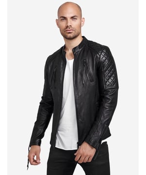 Ein echter Hingucker: Diese Lederjacke kombiniert modernen Schnitt mit zeitlosem Design. Stilsicher unterwegs mit einer Lederjacke, das Komfort und Design auf clevere Weise verbindet.