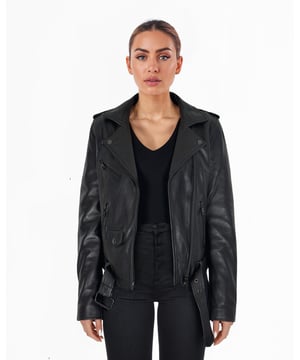 Ein Must-have für deine Garderobe: Diese Lederjacke bringt frischen Wind in deinen Kleiderschrank. Diese Damen Lederjacke bietet dir ein angenehmes Tragegefühl und passt perfekt zu deinem Alltag.