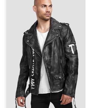 Diese Lederjacke vereint Alltagstauglichkeit mit einem modernen Anspruch an Mode und Passform. Ob Freizeit oder Streetstyle – diese Lederjacke macht jede Bewegung mit und bleibt dabei immer lässig.