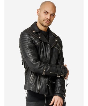 Ein Must-have für deine Garderobe: Diese Lederjacke bringt frischen Wind in deinen Kleiderschrank. Für alle, die modisch auftreten wollen: Das Herren Lederjacke ergänzt jedes Outfit mit Leichtigkeit.