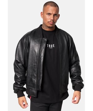 Ob Freizeit oder Streetstyle – diese Lederjacke macht jede Bewegung mit und bleibt dabei immer lässig. Stilsicher unterwegs mit einer Lederjacke, das Komfort und Design auf clevere Weise verbindet.