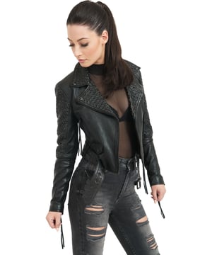 Stilsicher unterwegs mit einer Lederjacke, das Komfort und Design auf clevere Weise verbindet. Für alle, die modisch auftreten wollen: Das Damen Lederjacke ergänzt jedes Outfit mit Leichtigkeit.