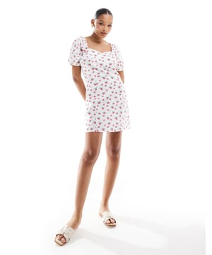 Dresses by Vero Moda Mini dress, major impact Floral design Sweetheart neck Puff sleeves Regular fitSold By: Asos