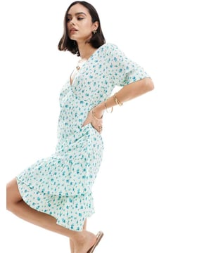 Dresses by Vero Moda Let's hear it for the dress Wrap front Short sleeves Dropped hem Regular fitSold By: Asos