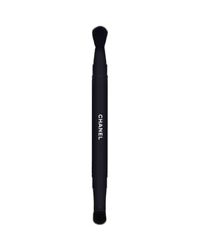 Discover the Chanel N°200 Dual-Ended Eyeshadow Brush, your essential tool for achieving stunning eye looks effortlessly. This luxurious brush features two expertly designed tips for precision application of both cream and powder eyeshadows. Crafted with soft, resilient synthetic bristles, it ensures a smooth, professional finish every time. Housed in a sleek black lacquered case, this brush is perfect for those on-the-go moments. Elevate your makeup routine with this must-have accessory that promises easy blending and an elegant touch to your beauty collection.