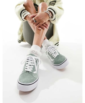 Shoes by Vans Made for unboxing Lace-up fastening Low-profile design Signature Vans branding 'Off The Wall' heel tab Durable rubber outsole Signature waffle treadSold By: Asos