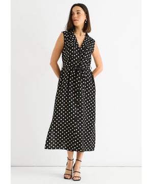 Este vestido midi camisero con cinturón y estampado de lunares en viscosa negra combina la comodidad informal con un toque atrevido y elegante. Confeccionado en suave viscosa, cuenta con un favorecedor cinturón en la cintura y un diseño camisero clásico que lo hacen perfecto para llevarlo sin esfuerzo de día a noche. El alegre estampado de lunares añade un toque de personalidad, mientras que el largo midi garantiza una cobertura versátil y cómoda. Ideal para quienes desean destacar sin renunciar a la comodidad.
