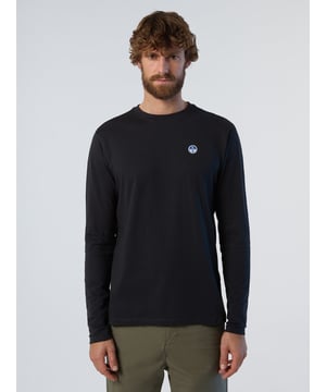 Geen overgangsgarderobe is compleet zonder een T-shirt met lange mouwen en deze iteratie voldoet aan alle eisen. Dit model is gemaakt van jersey van biologisch katoen en bevestigt onze toewijding om materialen te gebruiken die beter zijn voor de planeet. Gedetailleerd met een kenmerkende logopatch op de borst.