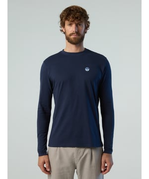 Geen overgangsgarderobe is compleet zonder een T-shirt met lange mouwen en deze iteratie voldoet aan alle eisen. Dit model is gemaakt van jersey van biologisch katoen en bevestigt onze toewijding om materialen te gebruiken die beter zijn voor de planeet. Gedetailleerd met een kenmerkende logopatch op de borst.