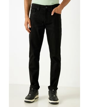 Experience quality and comfort with these Lee Cooper jeans. Crafted from a blend of cotton and elastane, they are durable and flexible. The classic plain design, mid-rise waist, and slim fit make them a versatile choice for any modern man's wardrobe.

32" Inside Leg.