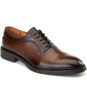 Zet zelfverzekerd de stap van bureau naar diner met Lapel, de ultieme Oxford-schoen. Gemaakt van slank lederen bovenwerk, een slimme slanke zool en een Ortholite binnenzool, biedt het comfort en stijl bij elke stap. Perfect voor mannen die zich willen onderscheiden en de ruimte willen bezitten.