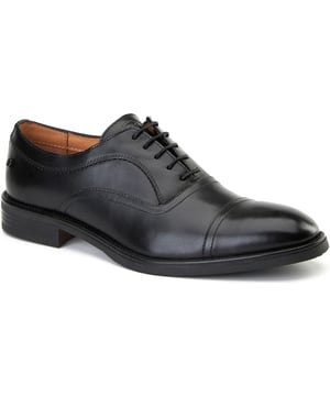 Treten Sie mutig vom Schreibtisch zum Abendessen mit Lapel, dem ultimativen Oxford-Schuh. Gefertigt aus elegantem Lederobermaterial, einer smarten schlanken Sohle und einer Ortholite-Innensohle, bietet er Komfort und Stil in jedem Schritt. Perfekt für Männer, die Eindruck hinterlassen und den Raum beherrschen.