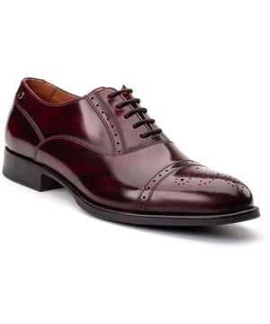 Steigere dein Stilspiel mit dem 'Franklin' Oxford von Base London. Hergestellt aus glänzendem Leder mit Broguedetails und einer Ortholite-Einlage, sind sie ebenso schick wie bequem. Perfekt, um im Besprechungszimmer oder auf der Tanzfläche zu glänzen.