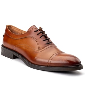 Stap moedig van bureau naar diner met Lapel, de ultieme Oxford-schoen. Gemaakt van soepel leer, met een slimme slanke zool en een Ortholite-voetbed, biedt het comfort en stijl bij elke stap. Perfect voor mannen die zich willen onderscheiden en de ruimte willen beheersen.