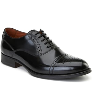 Verbessern Sie Ihr Stilspiel mit dem „Franklin“ Oxford von Base London. Hergestellt aus hochglänzendem Leder mit Brogue-Details und einer Ortholite-Innensohle sind sie genauso scharf wie bequem. Perfekt, um das Sitzungszimmer oder die Tanzfläche zu beherrschen.