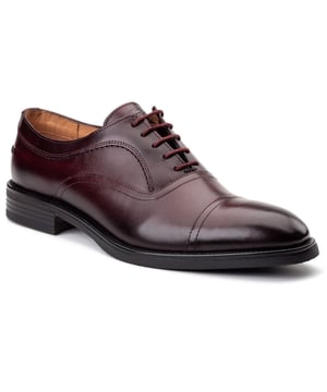Stap zelfverzekerd van bureau naar diner met Lapel, de ultieme Oxford schoen. Gemaakt van slank leer, een slimme slanke zool en een Ortholite binnenzool, biedt het comfort en stijl in elke stap. Perfect voor mannen die zich willen onderscheiden en de ruimte willen innemen.