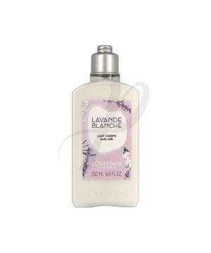 Leche corporal de lavanda de LOCCITANE EN PROVENCE. Este producto combina las propiedades calmantes de la lavanda con los nutrientes de la manteca de karité. Su textura rica se integra rápidamente en la piel, dejándola suave y con un agradable aroma. La lavanda fue una de las primeras floraciones destiladas por Olivier Baussan, el creador de LOCCITANE. En la región de Provenza, se la conoce como oro azul, un símbolo olfativo del sur de Francia que refleja la esencia fragante de esta área. LOCCITANE emplea lavanda con Denominación de Origen Protegida (DOP)*, recolectada por agricultores locales de la Alta-Provenza. *Denominación de origen protegida.