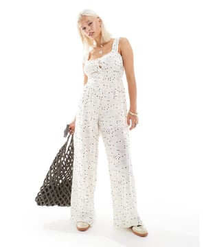 Jumpsuits & Playsuits by Reclaimed Vintage That effortless look All-over print Scoop neck Button-through front Sleeveless style Wide leg Regular fitSold By: Asos