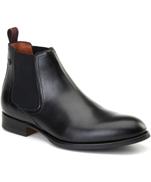 Verbessern Sie Ihren Stil mit den Herren Chelsea Stiefeln 'Whittle' von Base London. Hergestellt aus hochwertigem Leder mit weichem Futter, Ortholite-Innensohle und einem Zuglasche für einfaches Anziehen - diese Stiefel sind ideal, um im Konferenzraum zu glänzen oder das Date zu bestimmen.